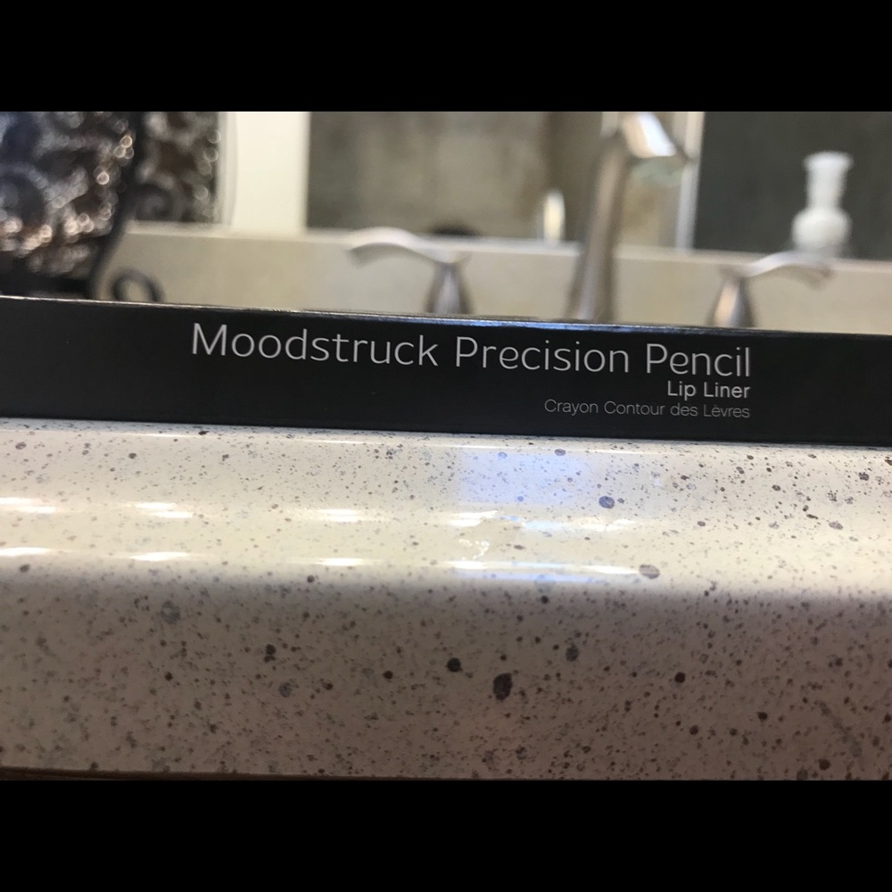 Younique moonstruck lip pencil/liner in Popular